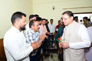 मुख्यमंत्री धामी ने काठगोदाम में जनता और जनप्रतिनिधियों से मुलाकात कर सुनीं समस्याएं