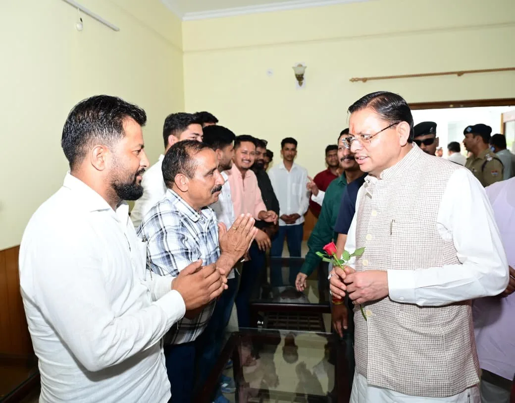 मुख्यमंत्री धामी ने काठगोदाम में जनता और जनप्रतिनिधियों से मुलाकात कर सुनीं समस्याएं