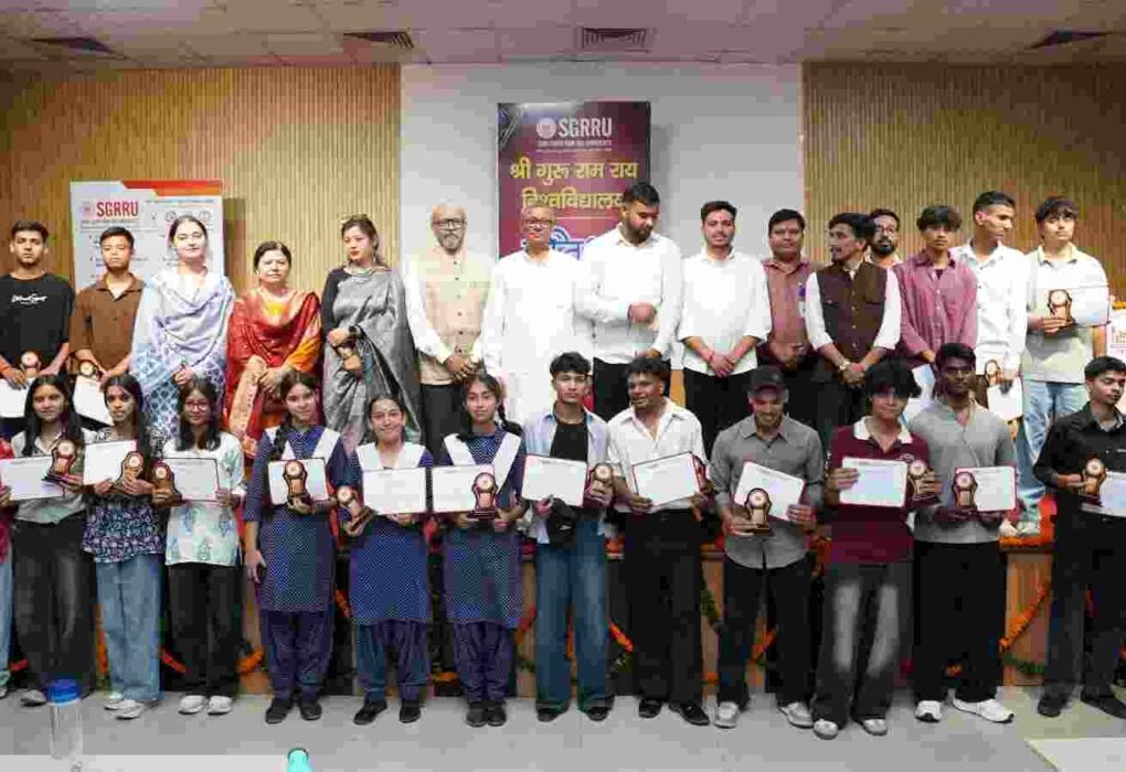 श्री गुरु राम राय विश्वविद्यालय ने किया टॉपर्स का सम्मान