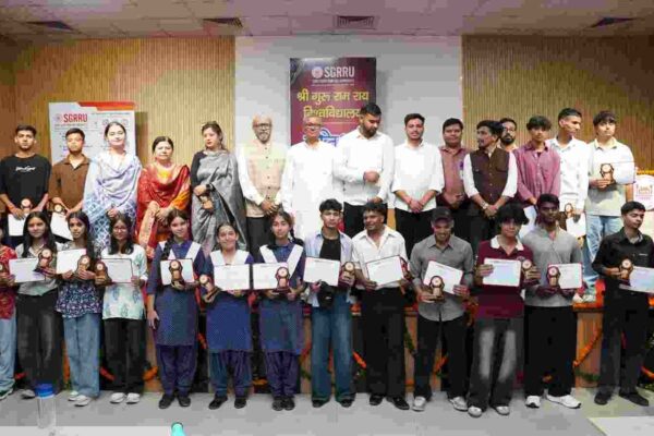 श्री गुरु राम राय विश्वविद्यालय ने किया टॉपर्स का सम्मान