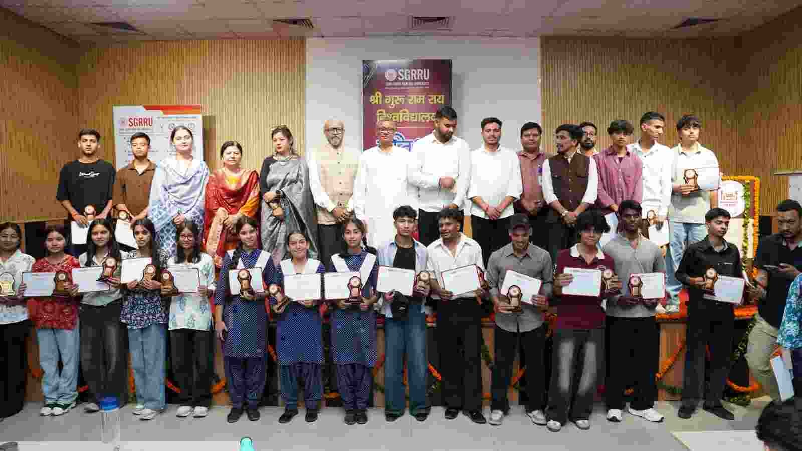 श्री गुरु राम राय विश्वविद्यालय ने किया टॉपर्स का सम्मान