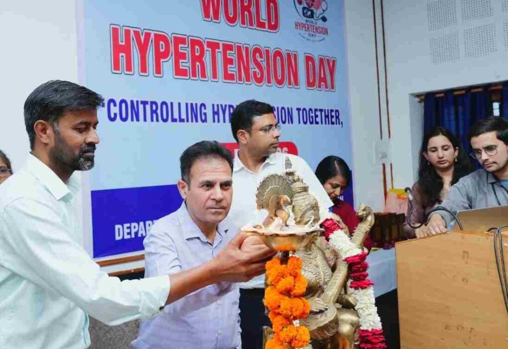 श्री महंत इन्दिरेश अस्पताल में हाइपरटेंशन से जुड़ी गंभीर चुनौतियों और नई उपचार तकनीकों पर चर्चा