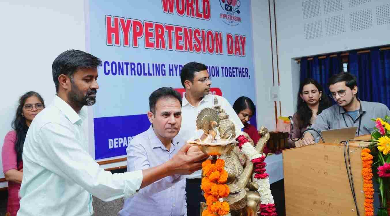 श्री महंत इन्दिरेश अस्पताल में हाइपरटेंशन से जुड़ी गंभीर चुनौतियों और नई उपचार तकनीकों पर चर्चा