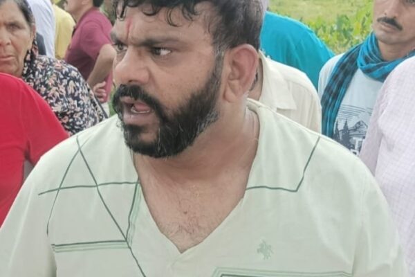 दरबार श्री गुरु राम राय जी महाराज की संगतों पर भू-माफिया ने की पत्थरबाजी