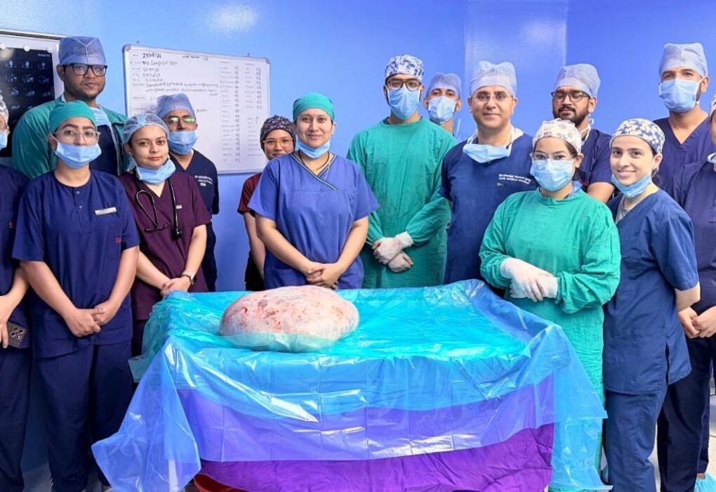 पेट में 15 किलो की गाँठ लेकर पहुँची महिला