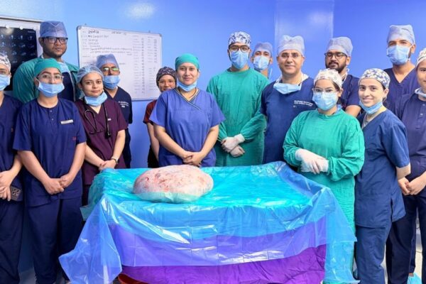 पेट में 15 किलो की गाँठ लेकर पहुँची महिला