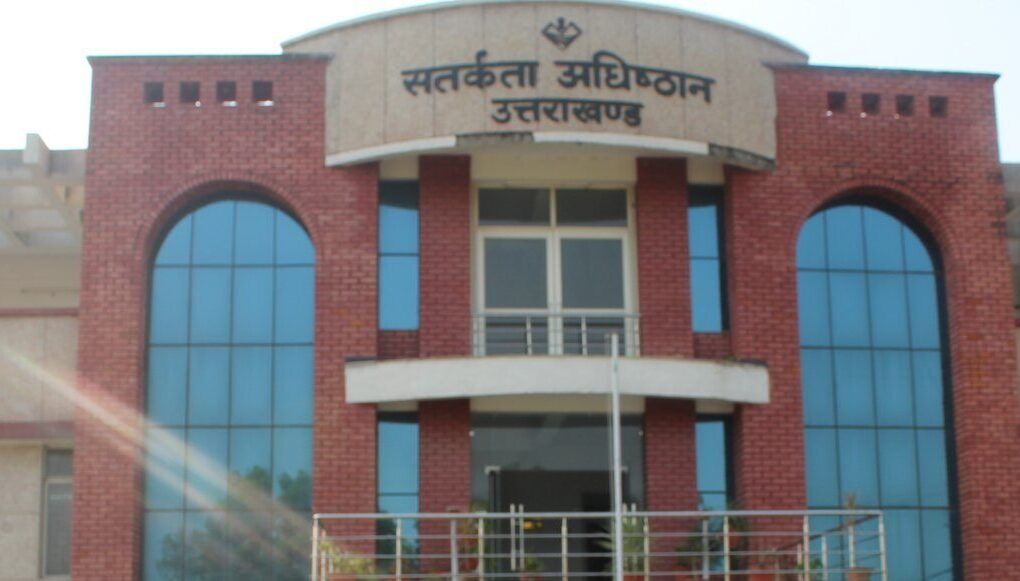घूस लेते संग्रह अमीन और वरिष्ठ सहायक गिरफ्तार