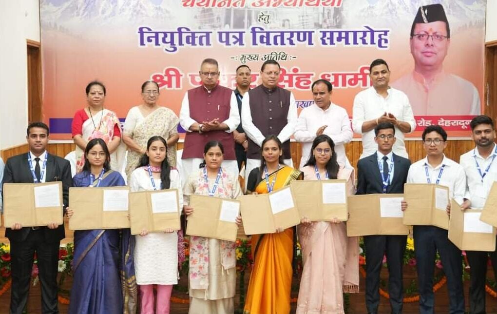 मुख्यमंत्री ने PCS  मैन्स के 182 और कृषि विभाग में चयनित 5 युवाओं को सौंपा नियुक्ति पत्र