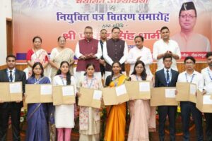 मुख्यमंत्री ने PCS  मैन्स के 182 और कृषि विभाग में चयनित 5 युवाओं को सौंपा नियुक्ति पत्र