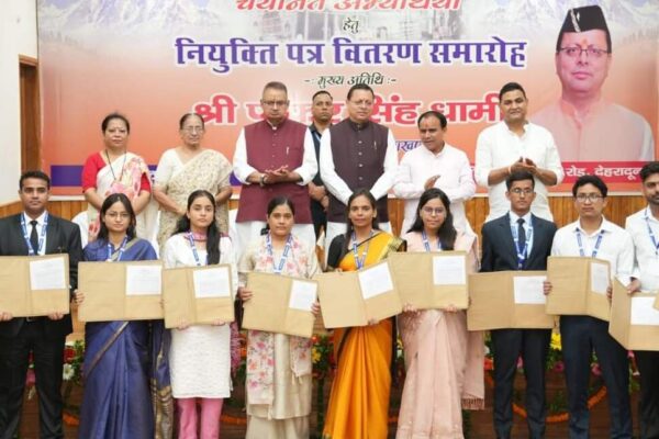 मुख्यमंत्री ने PCS  मैन्स के 182 और कृषि विभाग में चयनित 5 युवाओं को सौंपा नियुक्ति पत्र