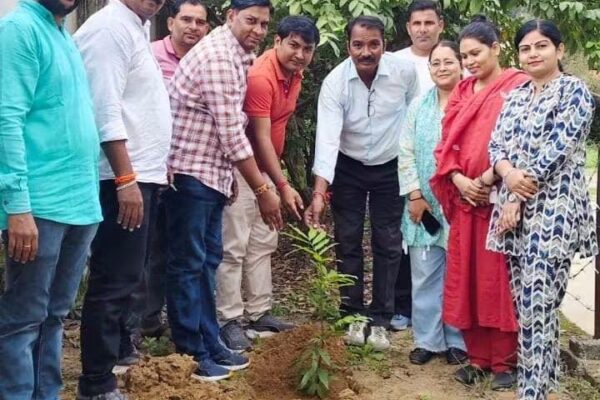 प्राथमिक स्वास्थ्य केंद्र इमलीखेड़ा में मनाया गया विश्व फार्मासिस्ट दिवस, पौधारोपण कर मरीजों को वितरित किए फल