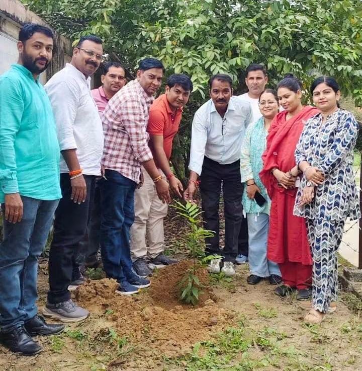 प्राथमिक स्वास्थ्य केंद्र इमलीखेड़ा में मनाया गया विश्व फार्मासिस्ट दिवस, पौधारोपण कर मरीजों को वितरित किए फल