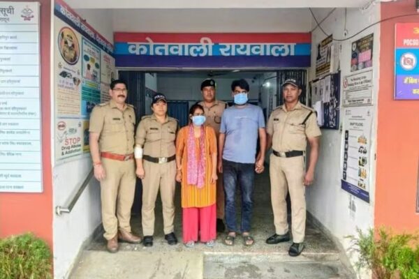देहरादून: पुश्तैनी जमीन विवाद में बेटी ने प्रेमी संग मिलकर की मां की हत्या, पुलिस ने खुलासा करते हुए मृतका की बेटी और उसके प्रेमी को किया गिरफ्तार