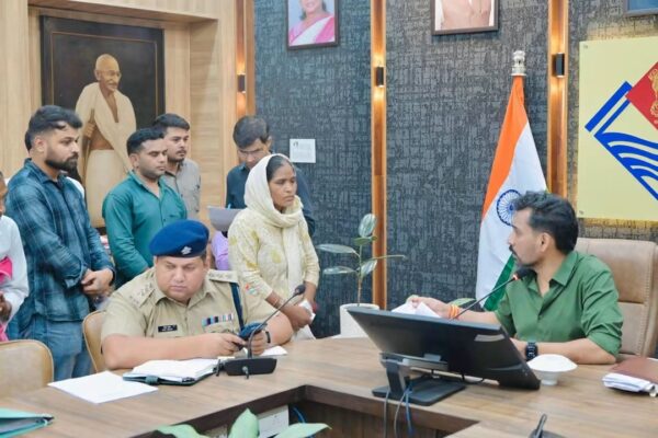 समाधान दिवस में 140 से अधिक शिकायतें प्राप्त, डीएम ने अधिकारियों को समयबद्ध एवं गुणवत्तापूर्ण निस्तारण के दिए निर्देश, भूमि विवाद, अतिक्रमण, पारिवारिक उत्पीड़न, आर्थिक सहायता एवं मुआवजा संबंधी शिकायतें प्रमुखता से रहीं