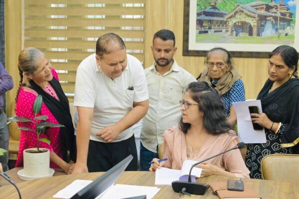 देहरादून: सरकारी भूमि पर कब्जे और प्लॉटिंग की शिकायत पर जांच के निर्देश, जन समाधान दिवस में 137 से अधिक फरियाद, समाधान दिवस में भूमि विवाद और अतिक्रमण के मामले, अधिकारियों को समयबद्ध कार्रवाई के निर्देश