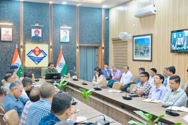 सीएम हेल्पलाइन की 36 से 180 दिन तक लंबित शिकायतों पर डीएम सख्त, सीएम हेल्पलाइन पर लंबित शिकायतों की 2 दिन में रिपोर्ट देने के निर्देश, फोर्स क्लोज शिकायतों पर प्रमाण पत्र होगा अनिवार्य, वर्ष 2025 से लंबित मुख्यमंत्री घोषणाओं पर संबंधित अधिकारियों को कारण बताओ नोटिस के निर्देश
