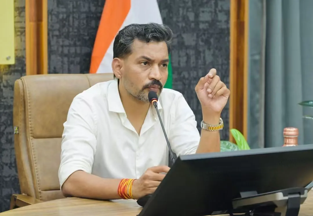 देहरादून: बारिश से क्षतिग्रस्त सड़कों को लेकर प्रशासन सख्त, देहरादून के प्रमुख एवं आंतरिक मार्गों का होगा स्थलीय निरीक्षण, नामित अधिकारियों को दो दिन में गड्ढों एवं क्षतिग्रस्त हिस्सों की सूची तैयार कर फोटो सहित रिपोर्ट देने के निर्देश
