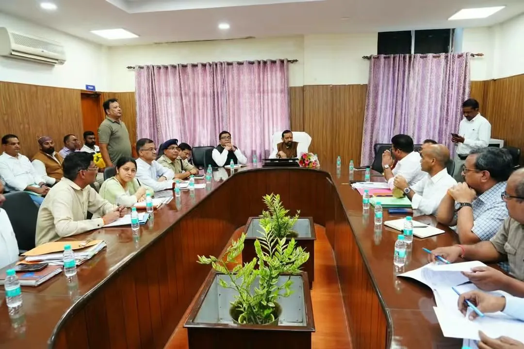 सफाई कर्मचारियों के अधिकारों एवं कल्याणकारी योजनाओं के प्रभावी क्रियान्वयन को लेकर आयोग के अध्यक्ष ने की समीक्षा बैठक, सफाई कर्मचारियों की सुरक्षा, सम्मान एवं कल्याण सर्वोच्च प्राथमिकता: भगवत प्रसाद मकवाना