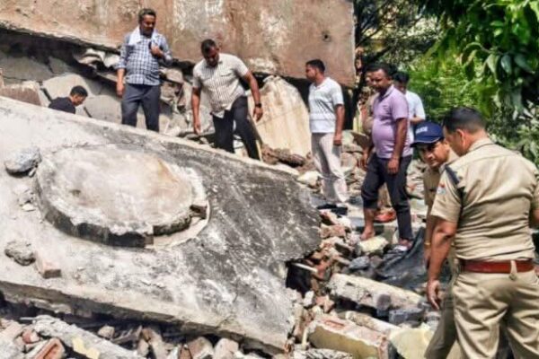 धनौरी: अमृत लॉ कॉलेज में हादसा, गिरा शौचालय का हिस्सा, मलबे में दबा पीएसी का जवान, रेस्क्यू किया