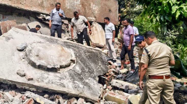 धनौरी: अमृत लॉ कॉलेज में हादसा, गिरा शौचालय का हिस्सा, मलबे में दबा पीएसी का जवान, रेस्क्यू किया