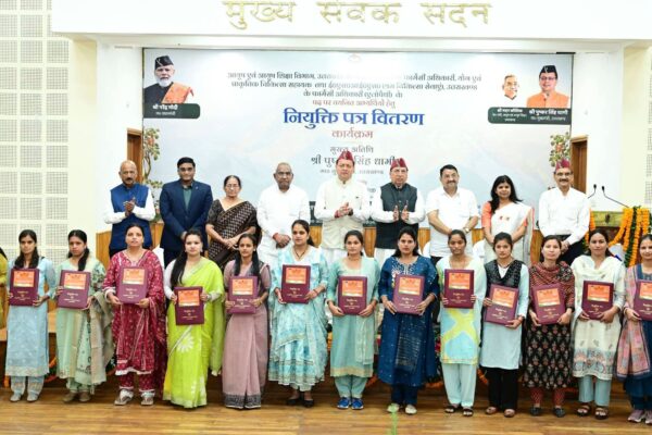 नव नियुक्त कार्मिक सेवाभाव, संवेदनशीलता और समर्पण के साथ निभाएं जिम्मेदारी: मुख्यमंत्री, मुख्यमंत्री ने आयुष एवं ईएसआई के 332 नव नियुक्त कार्मिकों को प्रदान किए नियुक्ति पत्र