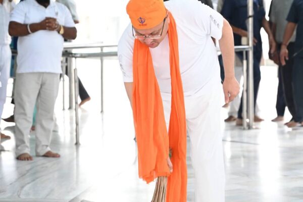 सेवा संकल्प अभियान’ के तहत नानकमत्ता पहुंचे मुख्यमंत्री पुष्कर सिंह धामी, स्वच्छता अभियान में किया श्रमदान, मुख्यमंत्री ने गुरुद्वारा श्री नानकमत्ता साहिब में मत्था टेक प्रदेश की सुख-समृद्धि की कामना की