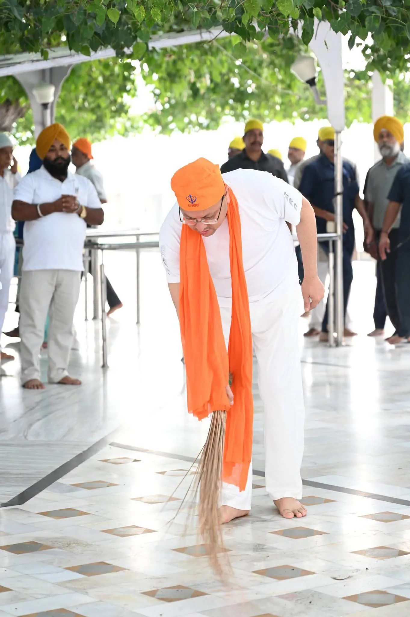 सेवा संकल्प अभियान’ के तहत नानकमत्ता पहुंचे मुख्यमंत्री पुष्कर सिंह धामी, स्वच्छता अभियान में किया श्रमदान, मुख्यमंत्री ने गुरुद्वारा श्री नानकमत्ता साहिब में मत्था टेक प्रदेश की सुख-समृद्धि की कामना की