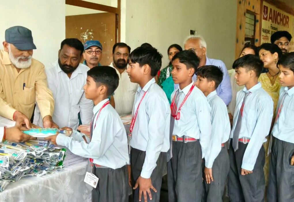 पूर्व मेयर गौरव गोयल ने जैन इंटर कॉलेज शेरपुर में बांटी बच्चों को सामग्री, मेधावी छात्र-छात्राओं का किया सम्मान