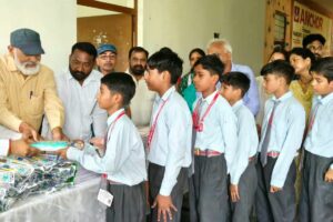 पूर्व मेयर गौरव गोयल ने जैन इंटर कॉलेज शेरपुर में बांटी बच्चों को सामग्री, मेधावी छात्र-छात्राओं का किया सम्मान
