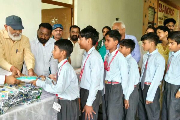 पूर्व मेयर गौरव गोयल ने जैन इंटर कॉलेज शेरपुर में बांटी बच्चों को सामग्री, मेधावी छात्र-छात्राओं का किया सम्मान