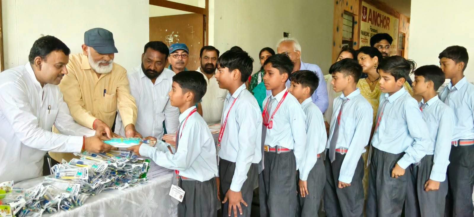 पूर्व मेयर गौरव गोयल ने जैन इंटर कॉलेज शेरपुर में बांटी बच्चों को सामग्री, मेधावी छात्र-छात्राओं का किया सम्मान