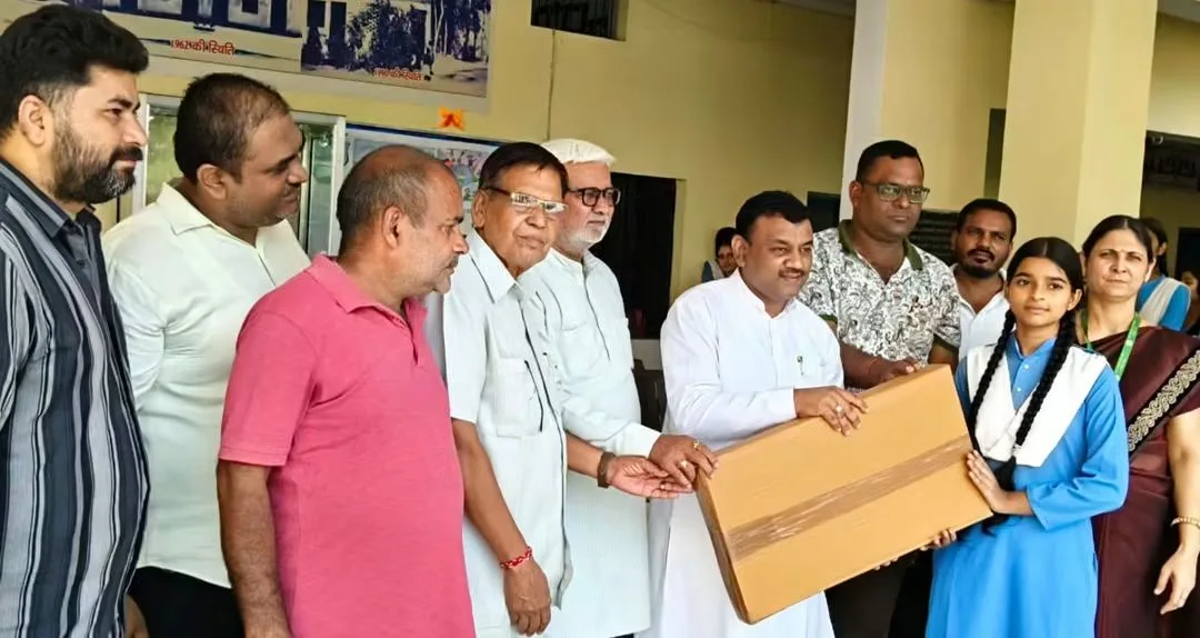 पूर्व मेयर गौरव गोयल ने गणेशपुर स्थित विद्यालय में छात्र-छात्राओं को बांटी पाठ्य सामग्री, टॉपर छात्राओं का किया सम्मान
