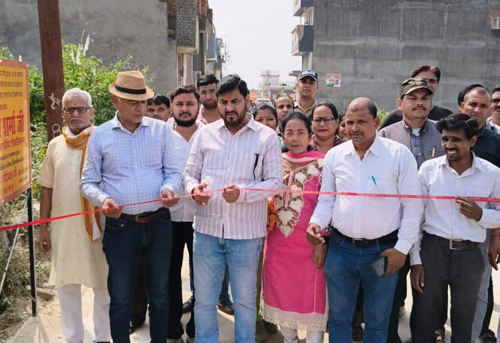 शिवालिक नगर में विकास कार्यों को मिली रफ्तार, पालिकाध्यक्ष राजीव शर्मा ने हैंडपंप व सड़क निर्माण कार्य का किया लोकार्पण