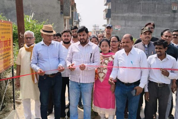 शिवालिक नगर में विकास कार्यों को मिली रफ्तार, पालिकाध्यक्ष राजीव शर्मा ने हैंडपंप व सड़क निर्माण कार्य का किया लोकार्पण