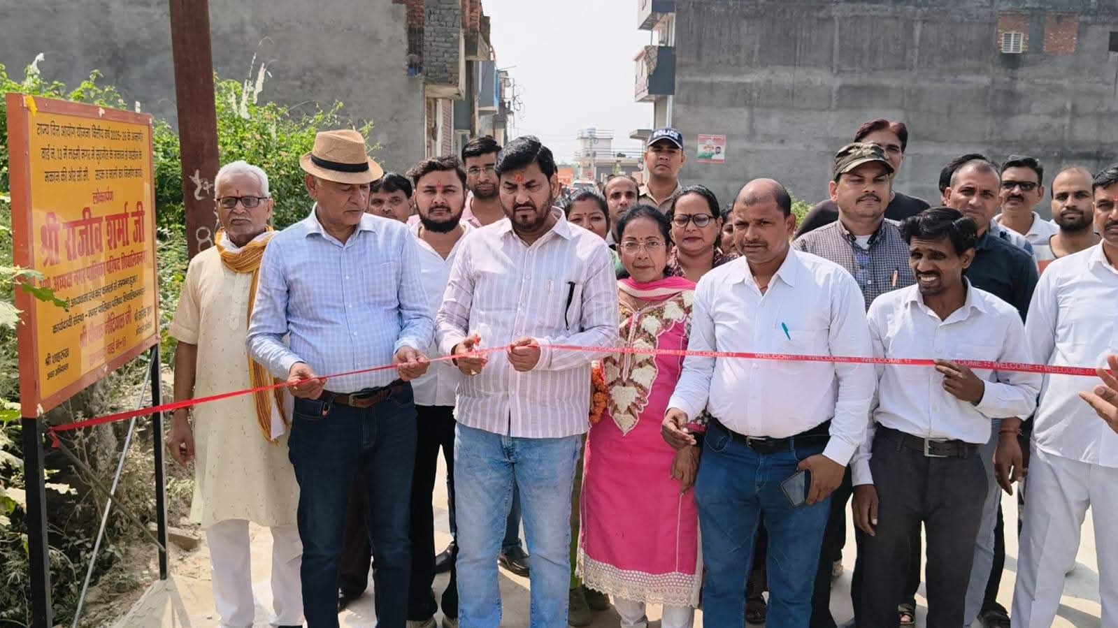 शिवालिक नगर में विकास कार्यों को मिली रफ्तार, पालिकाध्यक्ष राजीव शर्मा ने हैंडपंप व सड़क निर्माण कार्य का किया लोकार्पण