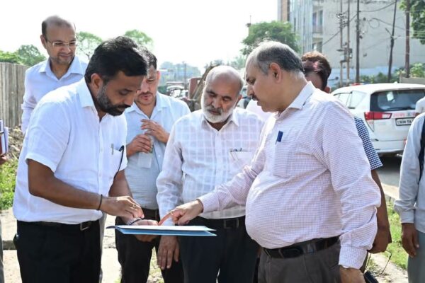 हरिद्वार: भगत सिंह चौक एवं ऋषिकुल क्षेत्र के आस-पास निर्माणधीन फुटपाथ का तकनीकी निरीक्षण, निर्माणाधीन फुटपाथ से संबंधित कार्य विवरण का बोर्ड तत्काल लगाने के निर्देश, घाट और फुटपाथ निर्माण में गुणवत्ता व एलाइनमेंट का रखा जाए ध्यान