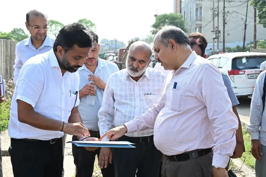 हरिद्वार: भगत सिंह चौक एवं ऋषिकुल क्षेत्र के आस-पास निर्माणधीन फुटपाथ का तकनीकी निरीक्षण, निर्माणाधीन फुटपाथ से संबंधित कार्य विवरण का बोर्ड तत्काल लगाने के निर्देश, घाट और फुटपाथ निर्माण में गुणवत्ता व एलाइनमेंट का रखा जाए ध्यान
