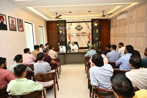 कुंभ से पहले हरिद्वार में तारों का जंजाल होगा खत्म, 15 दिन में झूलते और अव्यवस्थित तार व्यवस्थित करने के जिलाधिकारी मयूर दीक्षित ने दिए निर्देश