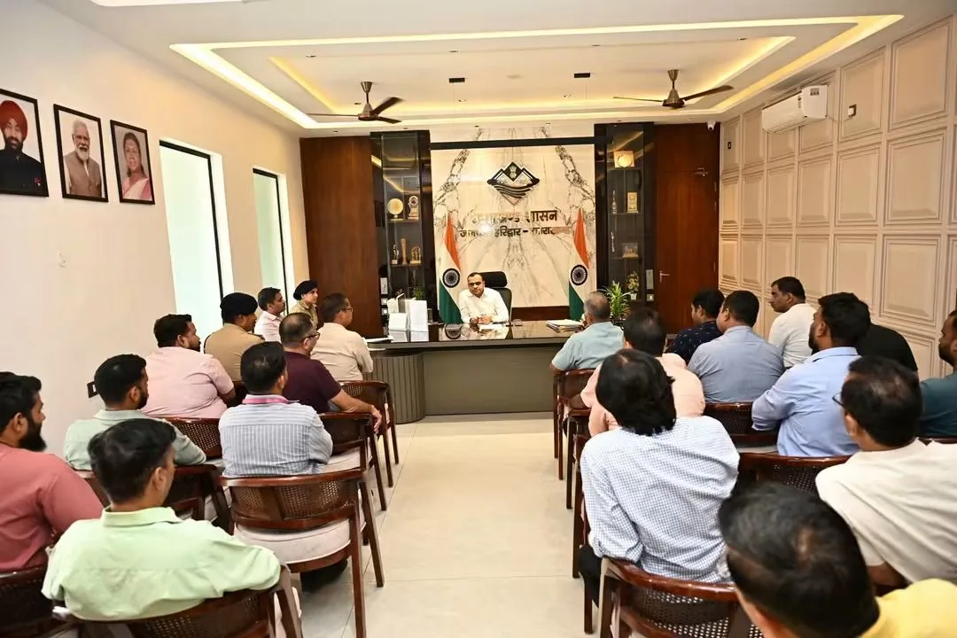 कुंभ से पहले हरिद्वार में तारों का जंजाल होगा खत्म, 15 दिन में झूलते और अव्यवस्थित तार व्यवस्थित करने के जिलाधिकारी मयूर दीक्षित ने दिए निर्देश
