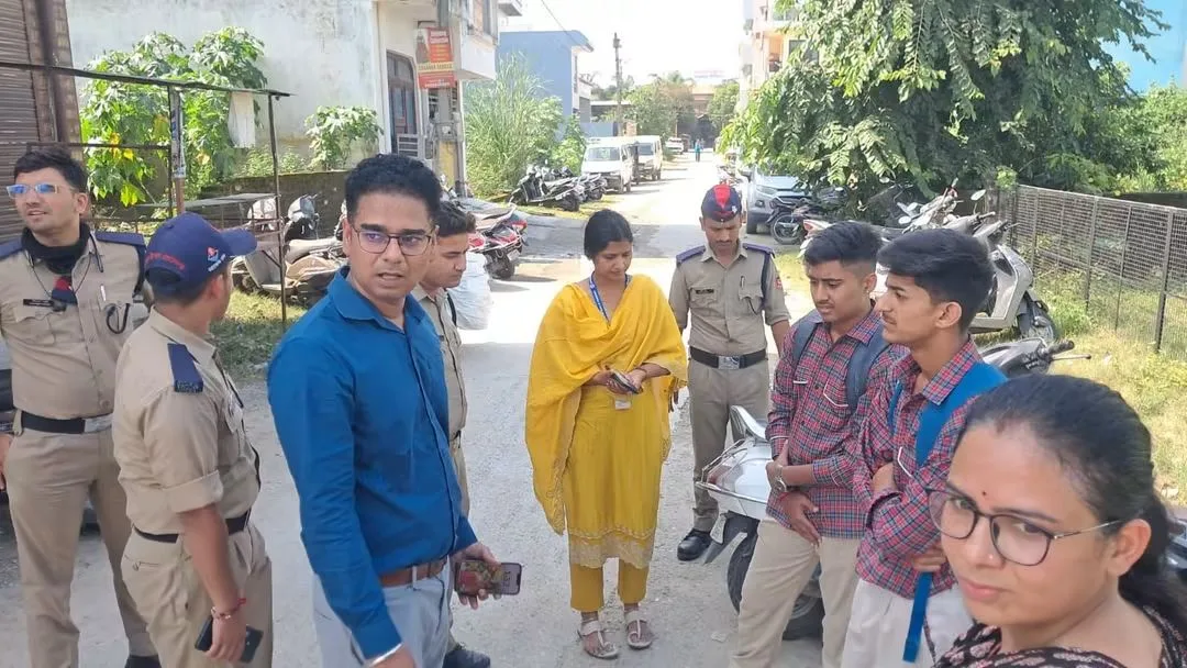 जिलाधिकारी मयूर दीक्षित के निर्देश पर नाबालिग विद्यार्थियों द्वारा वाहन संचालन के विरुद्ध अभियान, 20 स्कूटी/मोटरसाइकिल सीज