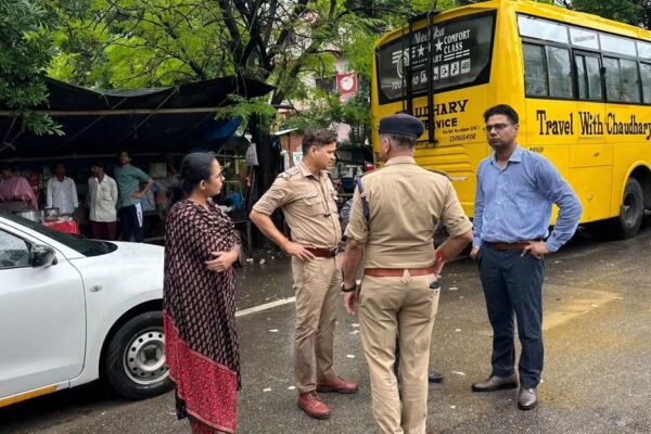 हरिद्वार रेलवे स्टेशन क्षेत्र की यातायात व्यवस्था को सुव्यवस्थित करने के लिए संयुक्त स्थलीय निरीक्षण, ऑटो, विक्रम और ई-रिक्शा के लिए होल्डिंग एरिया एवं पिक-अप/ड्रॉप व्यवस्था विकसित करने की कार्ययोजना पर अधिकारियों ने मौके पर मंथन किया