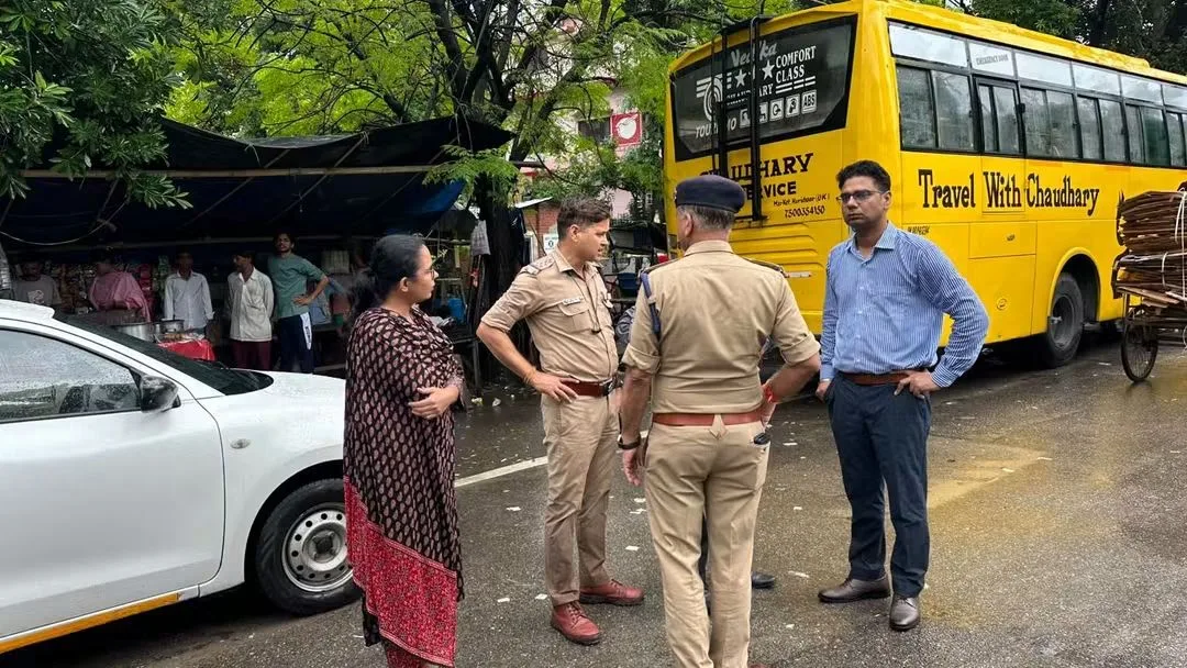 हरिद्वार रेलवे स्टेशन क्षेत्र की यातायात व्यवस्था को सुव्यवस्थित करने के लिए संयुक्त स्थलीय निरीक्षण, ऑटो, विक्रम और ई-रिक्शा के लिए होल्डिंग एरिया एवं पिक-अप/ड्रॉप व्यवस्था विकसित करने की कार्ययोजना पर अधिकारियों ने मौके पर मंथन किया