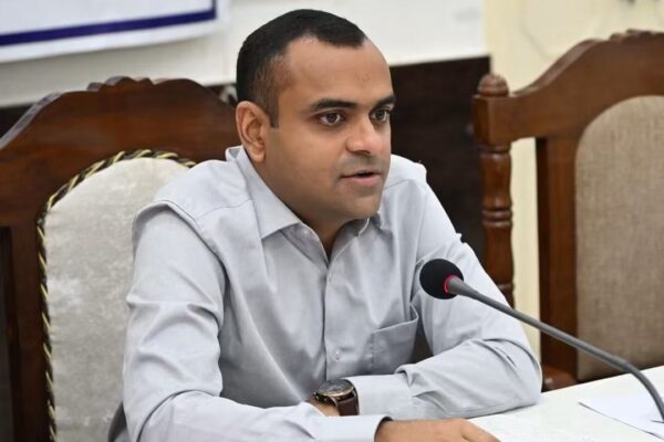जिलाधिकारी मयूर दीक्षित ने जनपद में संचालित विभिन्न योजनाओं की समीक्षा की, संचालित योजनाओं का कार्य समयबद्धता एवं गुणवत्ता के साथ पूर्ण करने के निर्देश