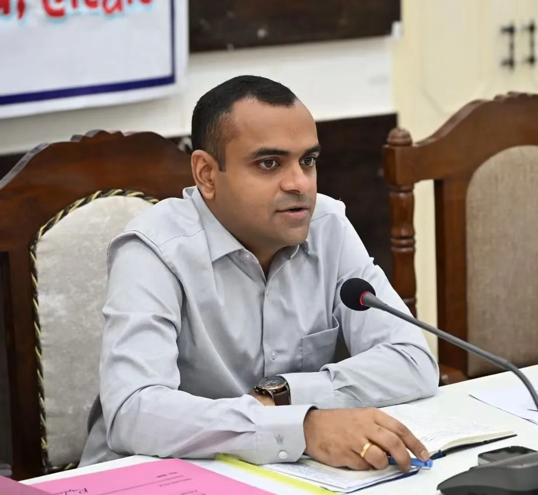 जिलाधिकारी मयूर दीक्षित ने जनपद में संचालित विभिन्न योजनाओं की समीक्षा की, संचालित योजनाओं का कार्य समयबद्धता एवं गुणवत्ता के साथ पूर्ण करने के निर्देश