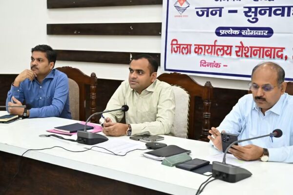 हरिद्वार जिलाधिकारी मयूर दीक्षित ने जनपद में संचालित विभिन्न योजनाओं की समीक्षा बैठक, जिला योजना के अंतर्गत  विकास कार्यों के लिए स्वीकृत धनराशि का शत-प्रतिशत व्यय करने के दिए निर्देश