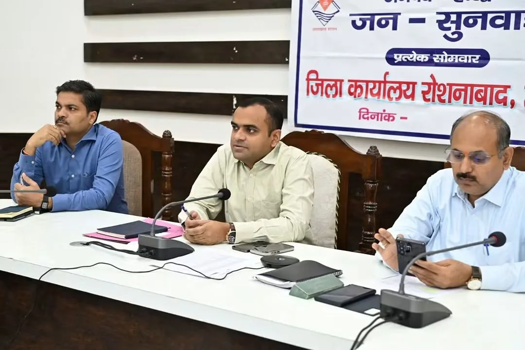 हरिद्वार जिलाधिकारी मयूर दीक्षित ने जनपद में संचालित विभिन्न योजनाओं की समीक्षा बैठक, जिला योजना के अंतर्गत  विकास कार्यों के लिए स्वीकृत धनराशि का शत-प्रतिशत व्यय करने के दिए निर्देश