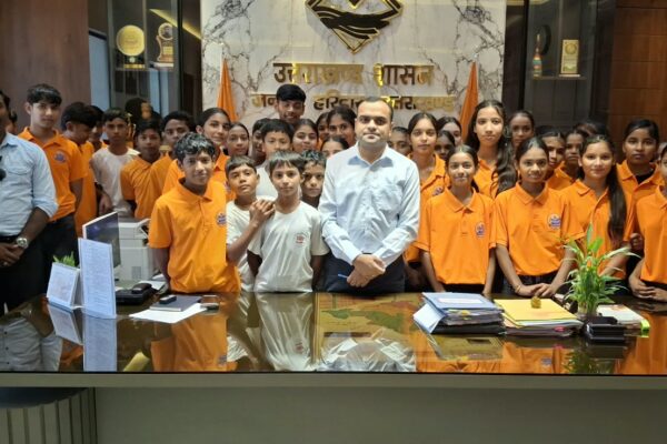 हरिद्वार: सत्यम पाठशाला के बच्चों ने किया जिला मुख्यालय का भ्रमण, सत्यम पाठशाला के बच्चों ने जिलाधिकारी मयूर दीक्षित एवं वरिष्ठ प्रशासनिक अधिकारियों से की शिष्टाचार भेंट