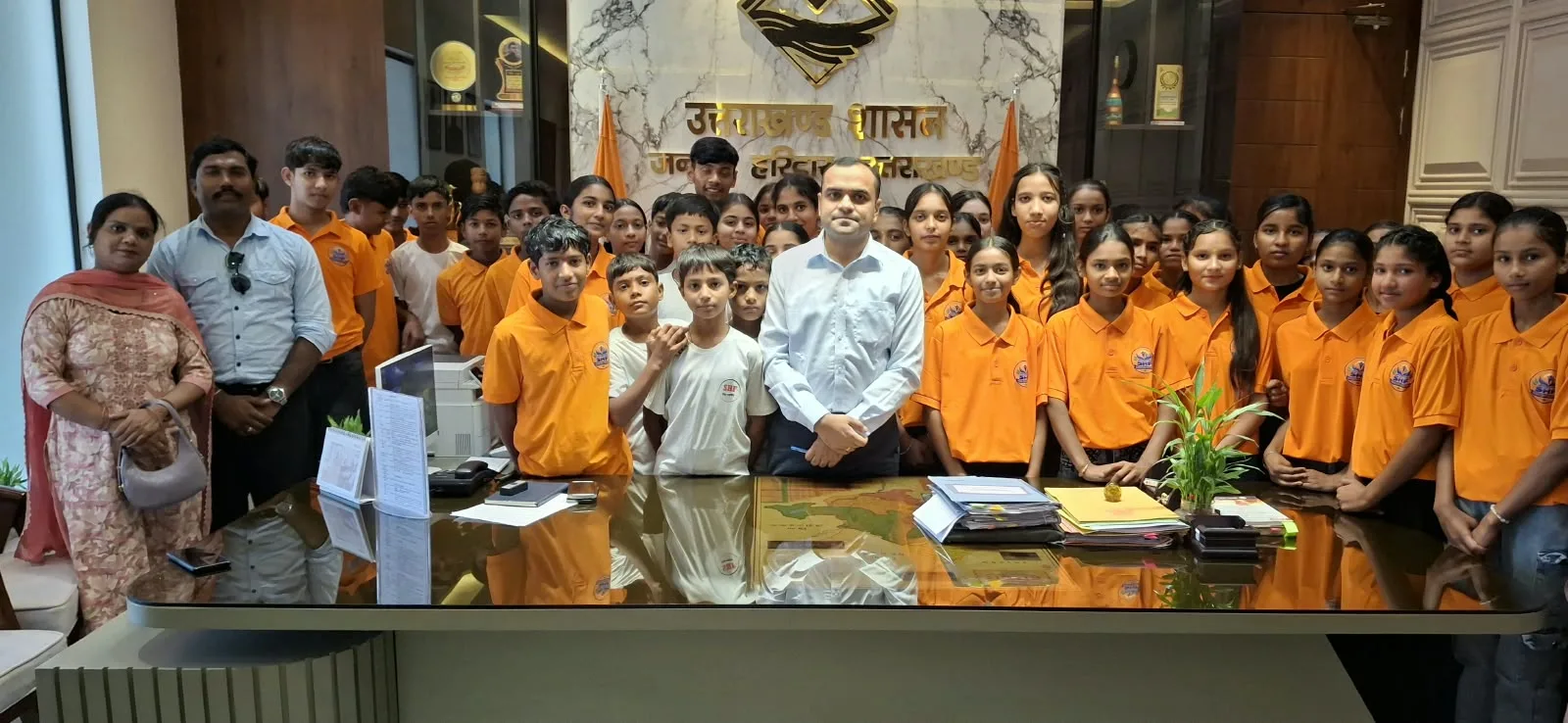 हरिद्वार: सत्यम पाठशाला के बच्चों ने किया जिला मुख्यालय का भ्रमण, सत्यम पाठशाला के बच्चों ने जिलाधिकारी मयूर दीक्षित एवं वरिष्ठ प्रशासनिक अधिकारियों से की शिष्टाचार भेंट